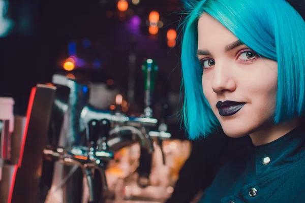 Uma empregada de bar. Menina com cabelo azul. coquetel no bar noturno — Fotografia de Stock