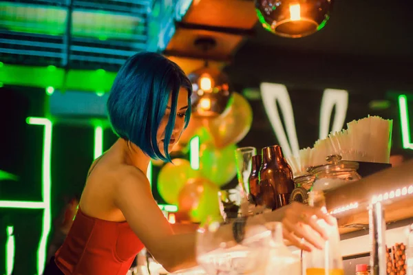 Cantinera. chica con el pelo azul. coctelería en el bar nocturno — Foto de Stock