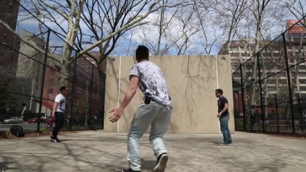 New york, New york, Usa. 2 Eylül 2016: sporcu topu hentbol hedef tutan — Stok video