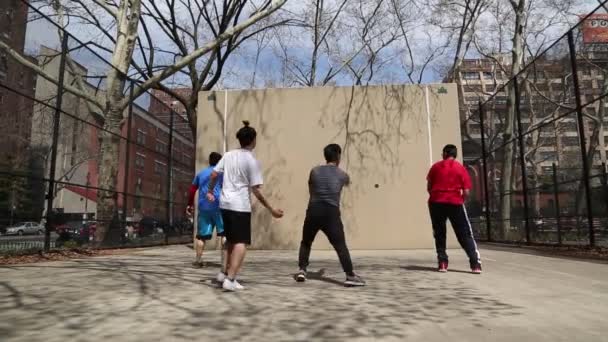 New york, New york, Usa. 2 september 2016: Sportsman hålla bollen handboll mål — Stockvideo