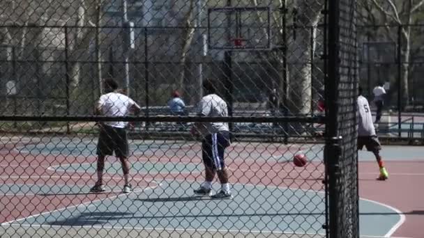 New York, New York, États-Unis. 2 septembre 2016 : Un sportif tient un but de handball — Video