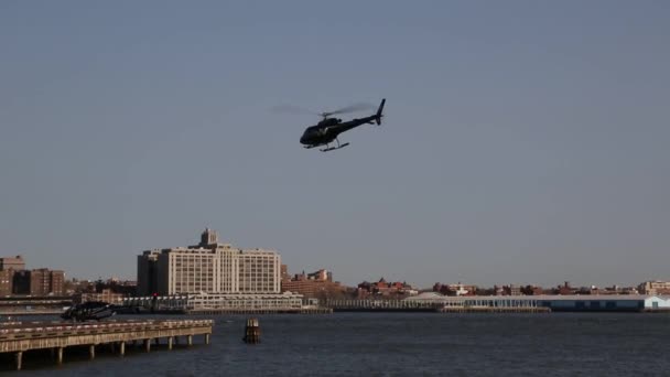 New York, New York, USA. 2. september 2016: nypd bell 429 hubschrauber am himmel sorgt für sicherheit beim new york city marathon start in brooklyn — Stockvideo