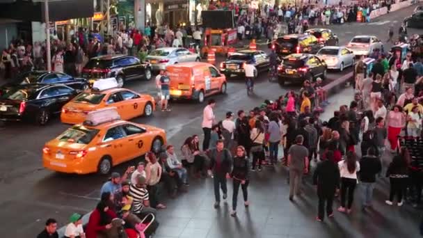 New york, New york, Usa. 2 Eylül 2016: New York Times Square geceleri. Tüm logo ve markalar gizlenmiş. — Stok video