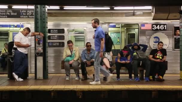 Nowy Jork, Nowy Jork, Usa. 2 września 2016: korytarz metra w Nowym Jorku i znak do Brooklyn — Wideo stockowe