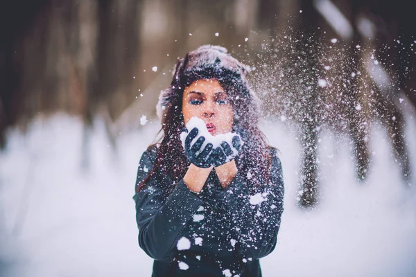 女孩在冬天森林的背景下 — 图库照片