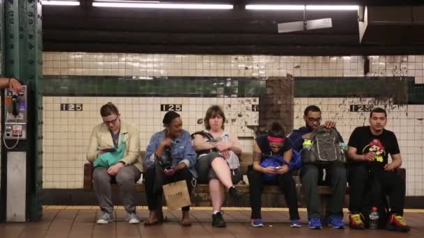 New york, New york, Usa. 2. září 2016: New York City Metro chodba a znamení do Brooklynu — Stock video