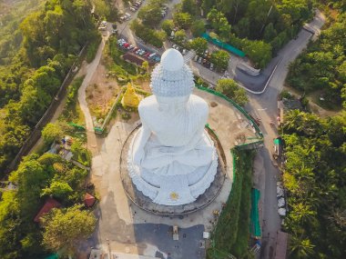 Beyaz yeşim mermer Suryakanta Myanmar Burma ile süslenmiş havadan görünümü büyük Buda Phuket Tayland yüksekliği 45 m. betonarme yapısı