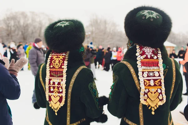 Hermosas chicas con trajes nacionales de Bashkir. pueblos de Rusia . —  Fotos de Stock