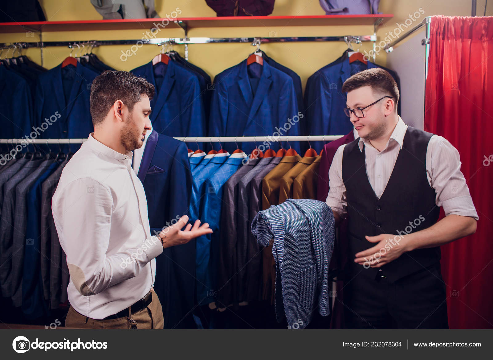 Empresario en chaleco clásico contra los trajes de fila en la tienda. El  hombre ayuda a probar otro traje en la tienda de ropa: fotografía de stock  ©  #232078304 | Depositphotos