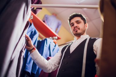 Sakallı moda tasarımcısı ısmarlama uydurma omuz görünümü üzerinde uygun modellemek için yakın çekim shot