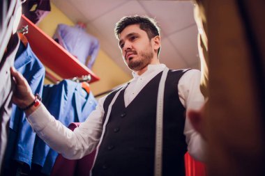 Sakallı moda tasarımcısı ısmarlama uydurma omuz görünümü üzerinde uygun modellemek için yakın çekim shot