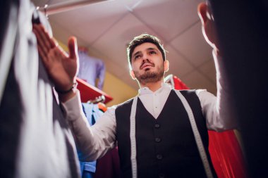 Sakallı moda tasarımcısı ısmarlama uydurma omuz görünümü üzerinde uygun modellemek için yakın çekim shot