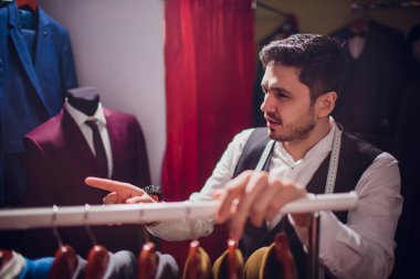 Sakallı moda tasarımcısı ısmarlama uydurma omuz görünümü üzerinde uygun modellemek için yakın çekim shot