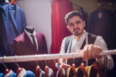 Sakallı moda tasarımcısı ısmarlama uydurma omuz görünümü üzerinde uygun modellemek için yakın çekim shot