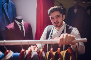 Sakallı moda tasarımcısı ısmarlama uydurma omuz görünümü üzerinde uygun modellemek için yakın çekim shot