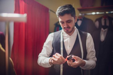 Sakallı moda tasarımcısı ısmarlama uydurma omuz görünümü üzerinde uygun modellemek için yakın çekim shot