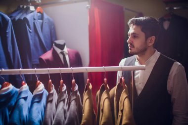 Sakallı moda tasarımcısı ısmarlama uydurma omuz görünümü üzerinde uygun modellemek için yakın çekim shot