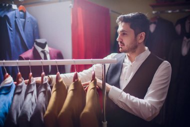 Sakallı moda tasarımcısı ısmarlama uydurma omuz görünümü üzerinde uygun modellemek için yakın çekim shot