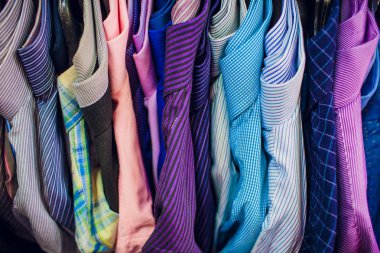 Büyük giyim mağaza, pantolon ve t-shirt, çeşitli boyutları ile askıları ile çok sayıda satır