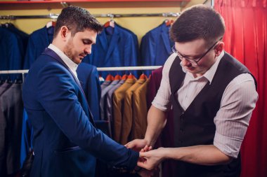 adam deposundaki takım elbise satın alıyor