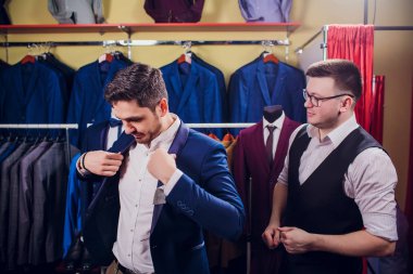 adam deposundaki takım elbise satın alıyor