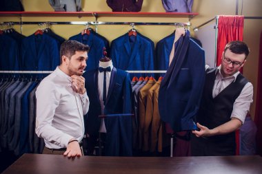 adam deposundaki takım elbise satın alıyor