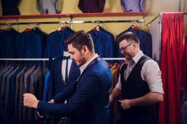 adam deposundaki takım elbise satın alıyor