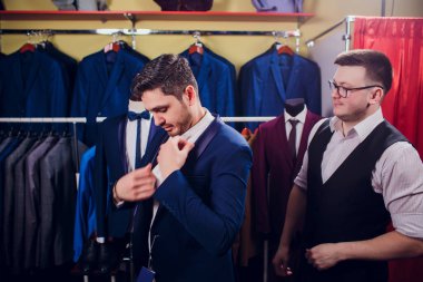 adam deposundaki takım elbise satın alıyor