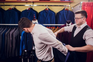 adam deposundaki takım elbise satın alıyor