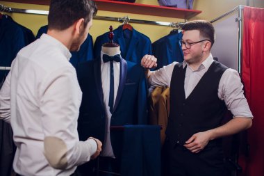 adam deposundaki takım elbise satın alıyor