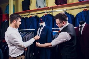 adam deposundaki takım elbise satın alıyor