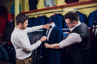 adam deposundaki takım elbise satın alıyor