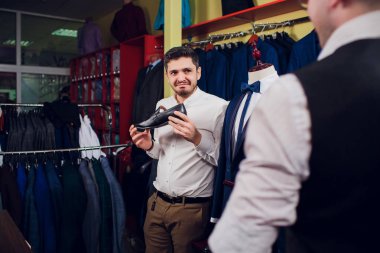 adam deposundaki takım elbise satın alıyor