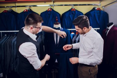 adam deposundaki takım elbise satın alıyor