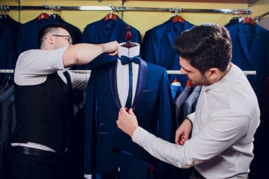 adam deposundaki takım elbise satın alıyor