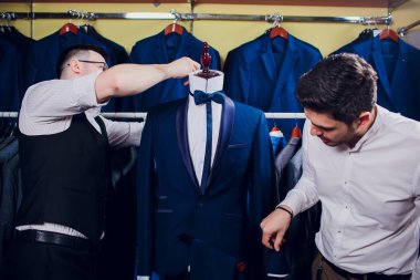 adam deposundaki takım elbise satın alıyor