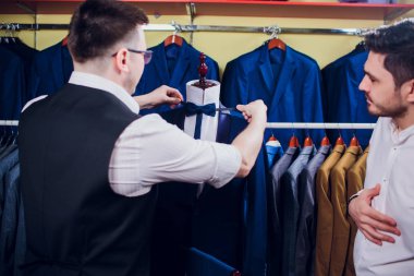 adam deposundaki takım elbise satın alıyor