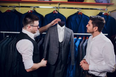 adam deposundaki takım elbise satın alıyor