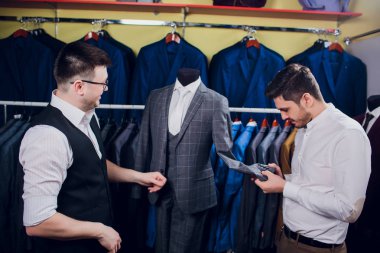 adam deposundaki takım elbise satın alıyor