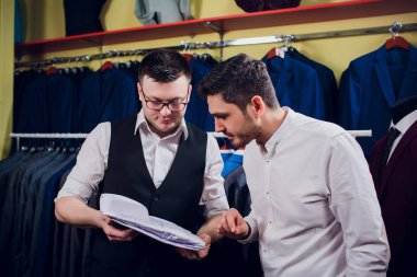 adam deposundaki gömlek satın alıyor