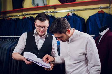 Bir adam bir gömlek bir mağazada satın alıyor