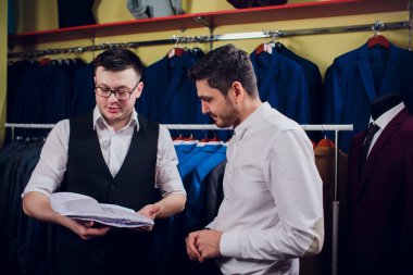 adam deposundaki gömlek satın alıyor