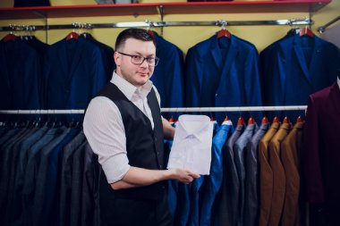 adam deposundaki gömlek satın alıyor