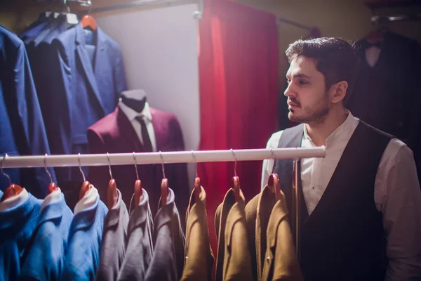 Sakallı moda tasarımcısı ısmarlama uydurma omuz görünümü üzerinde uygun modellemek için yakın çekim shot