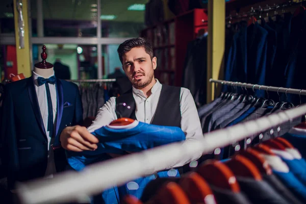 Terzi, terzilik. Erkek takım elbise, terzi atölyesinde. Elegant satırda asılı takım elbise mans. Lüks erkek klasik zarif mens butik rafa uygun.