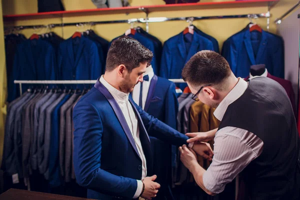 Mężczyzna kupuje garnitur w sklepie — Zdjęcie stockowe