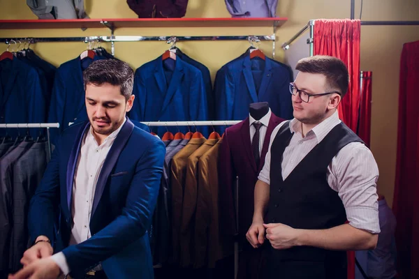 Hombre está comprando traje en la tienda —  Fotos de Stock