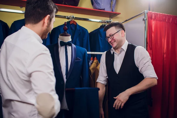 Hombre está comprando traje en la tienda — Foto de Stock