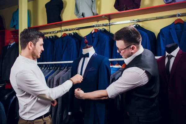 adam deposundaki takım elbise satın alıyor