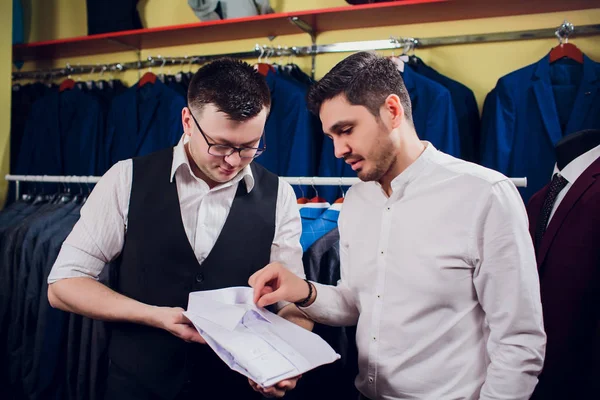 adam deposundaki gömlek satın alıyor